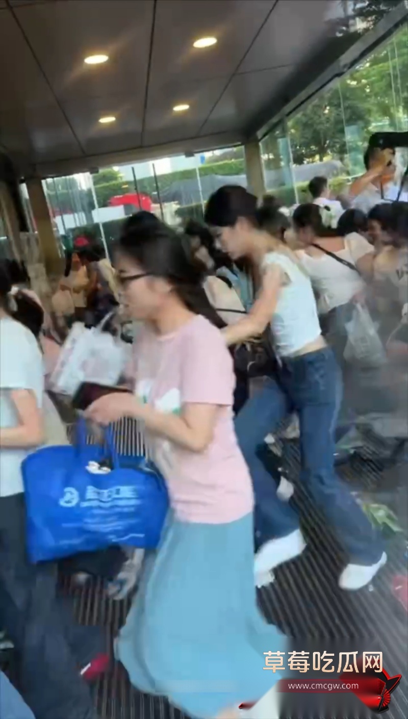 张凌赫狂热女粉丝挤碎玻璃门 2 张凌赫狂热女粉丝挤碎玻璃门 2
