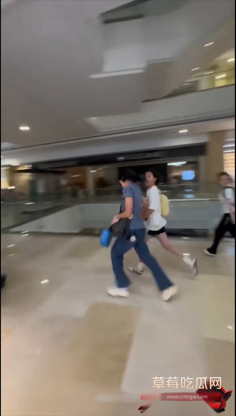 张凌赫狂热女粉丝挤碎玻璃门 5 张凌赫狂热女粉丝挤碎玻璃门 5
