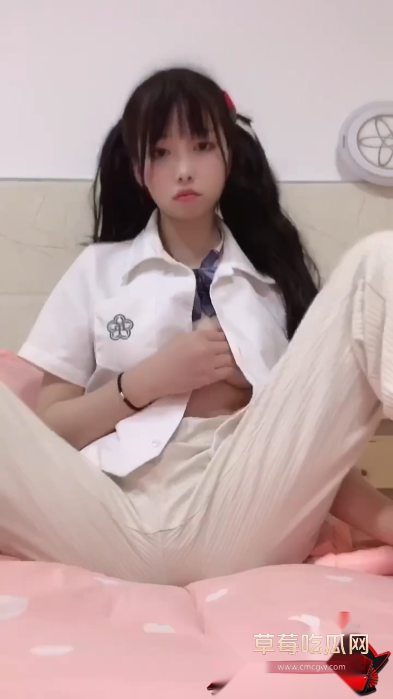 JK小萝莉用假鸡巴疯狂自慰 10 JK小萝莉用假鸡巴疯狂自慰 10
