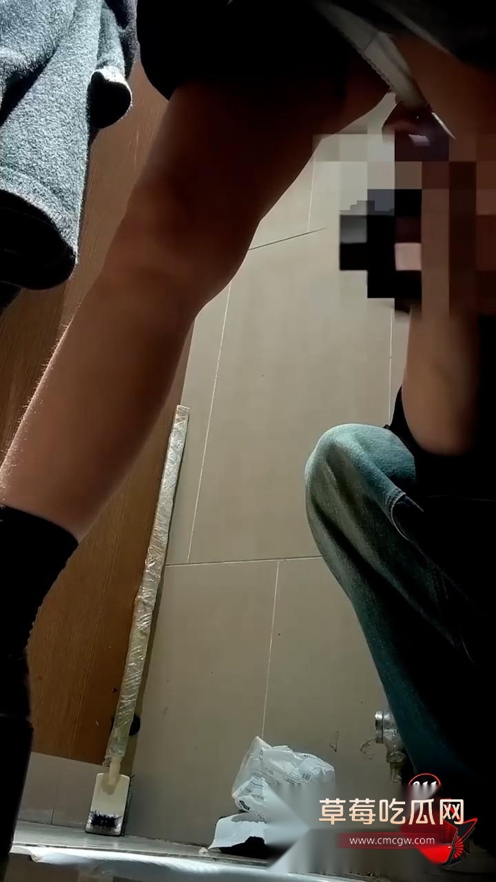 厕所偷拍2 厕所偷拍2