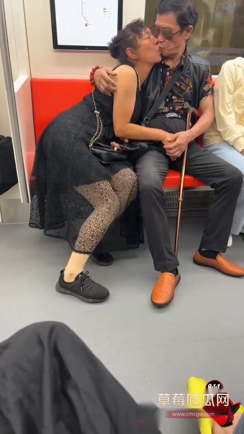 地铁舌吻2