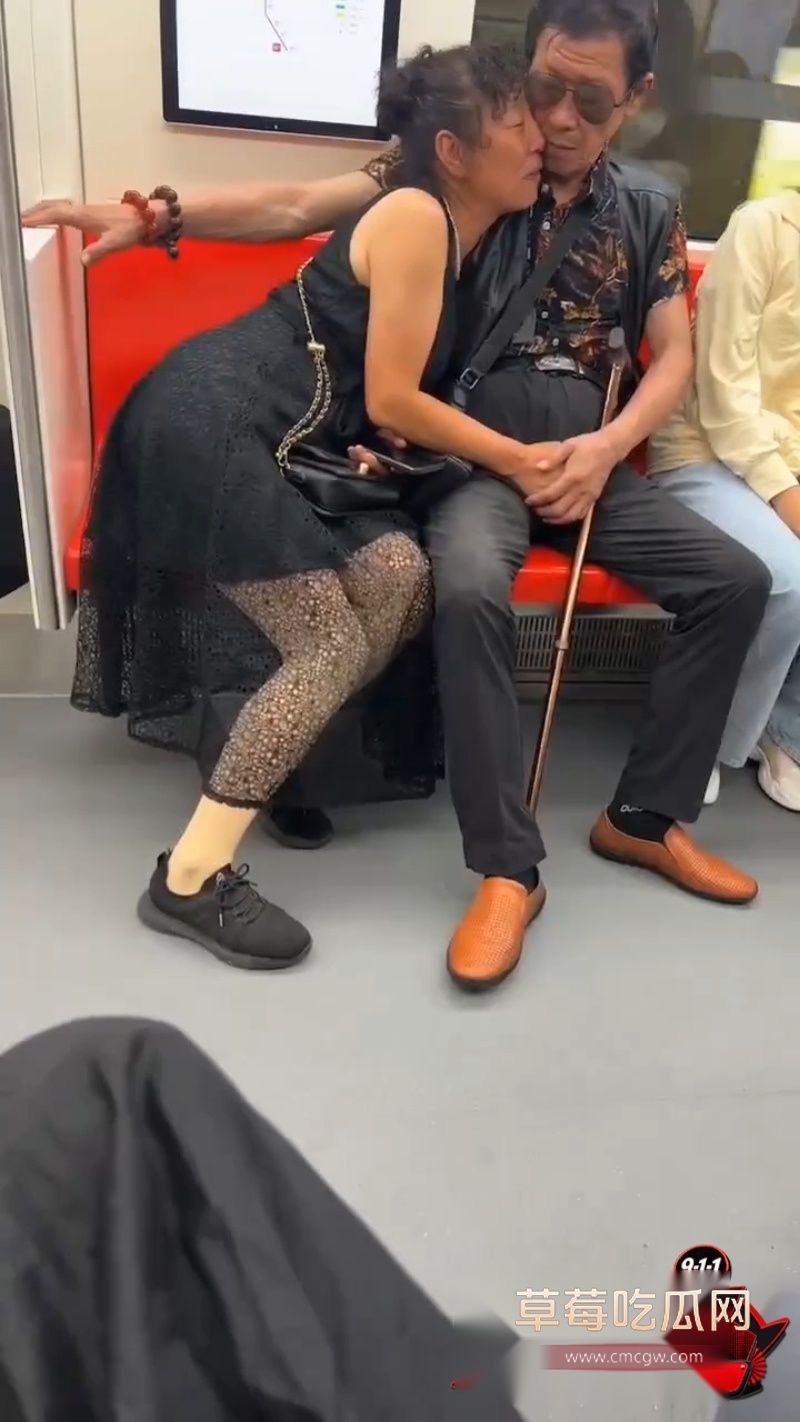 地铁舌吻3