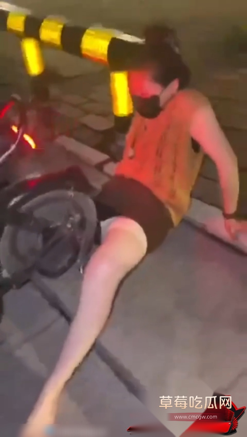 骚女户外寻求刺激 2 骚女户外寻求刺激 2