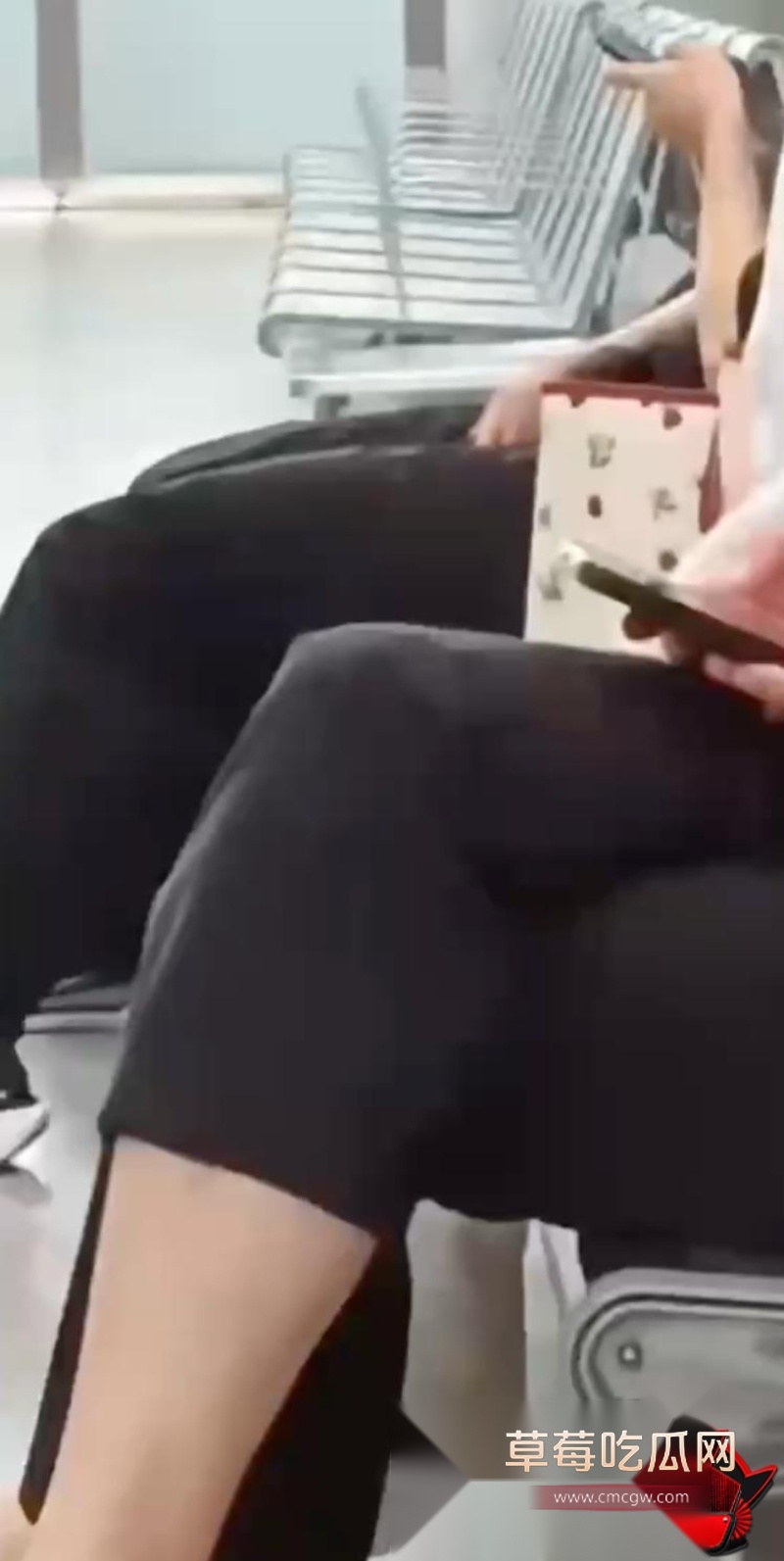 变态男高铁站大胆打飞机露鸟5