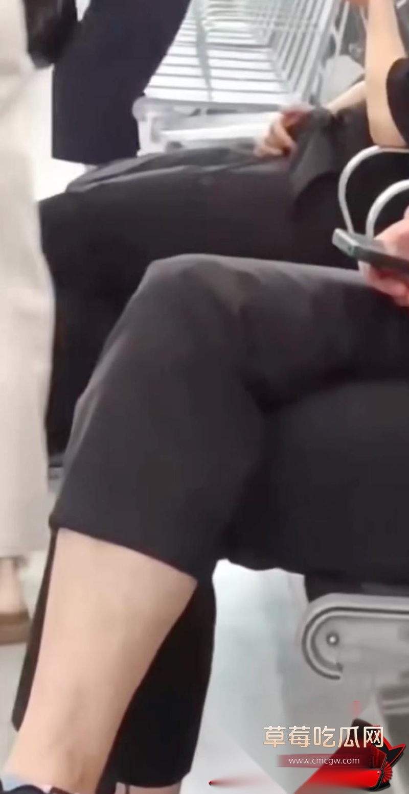 变态男高铁站大胆打飞机露鸟8