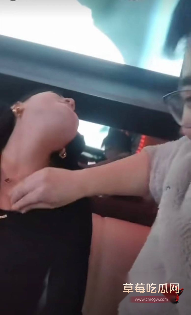 男网红小宋拼缝出轨约女粉12