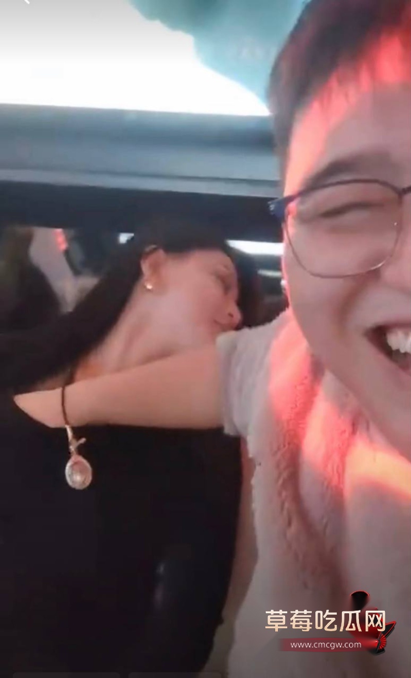 男网红小宋拼缝出轨约女粉13
