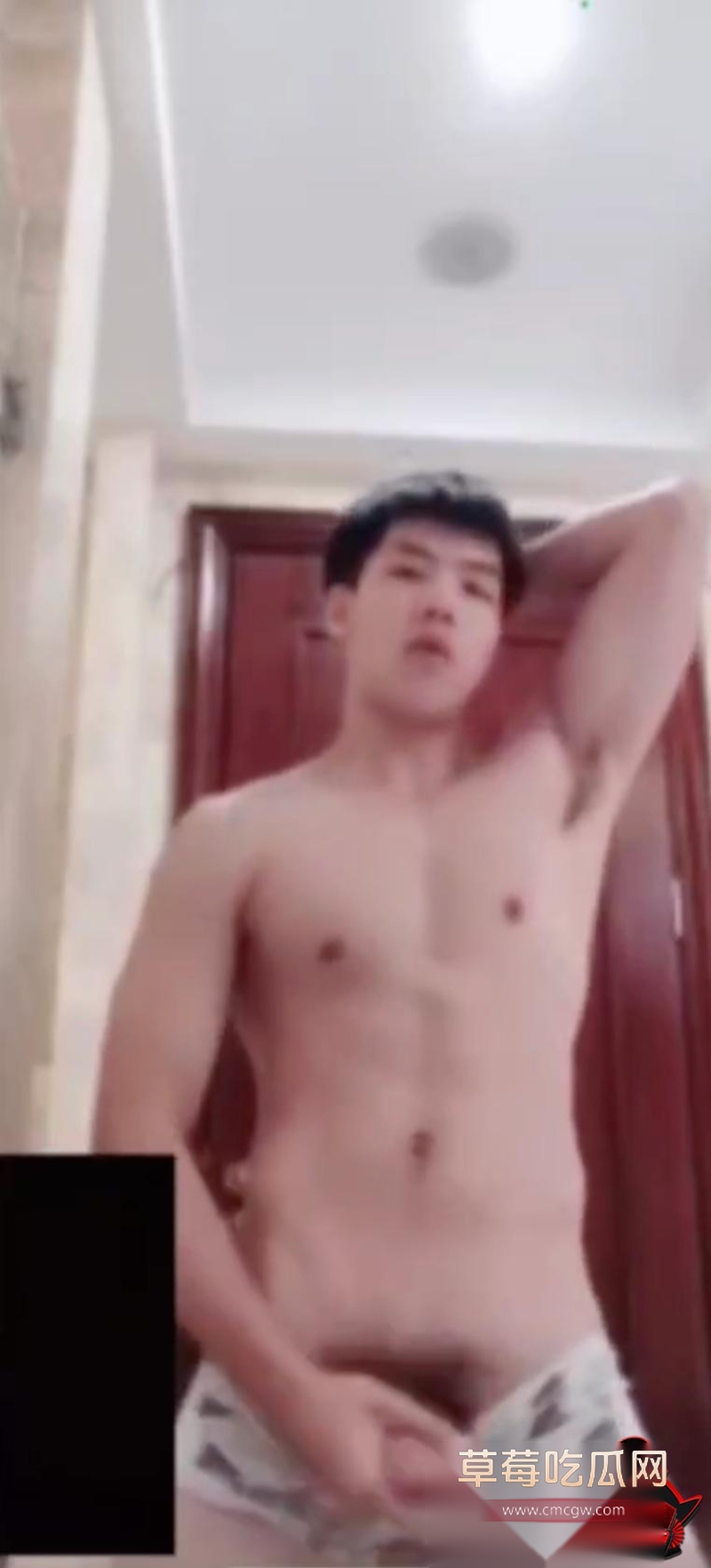 健身直男健身后在厕所激情打飞机2