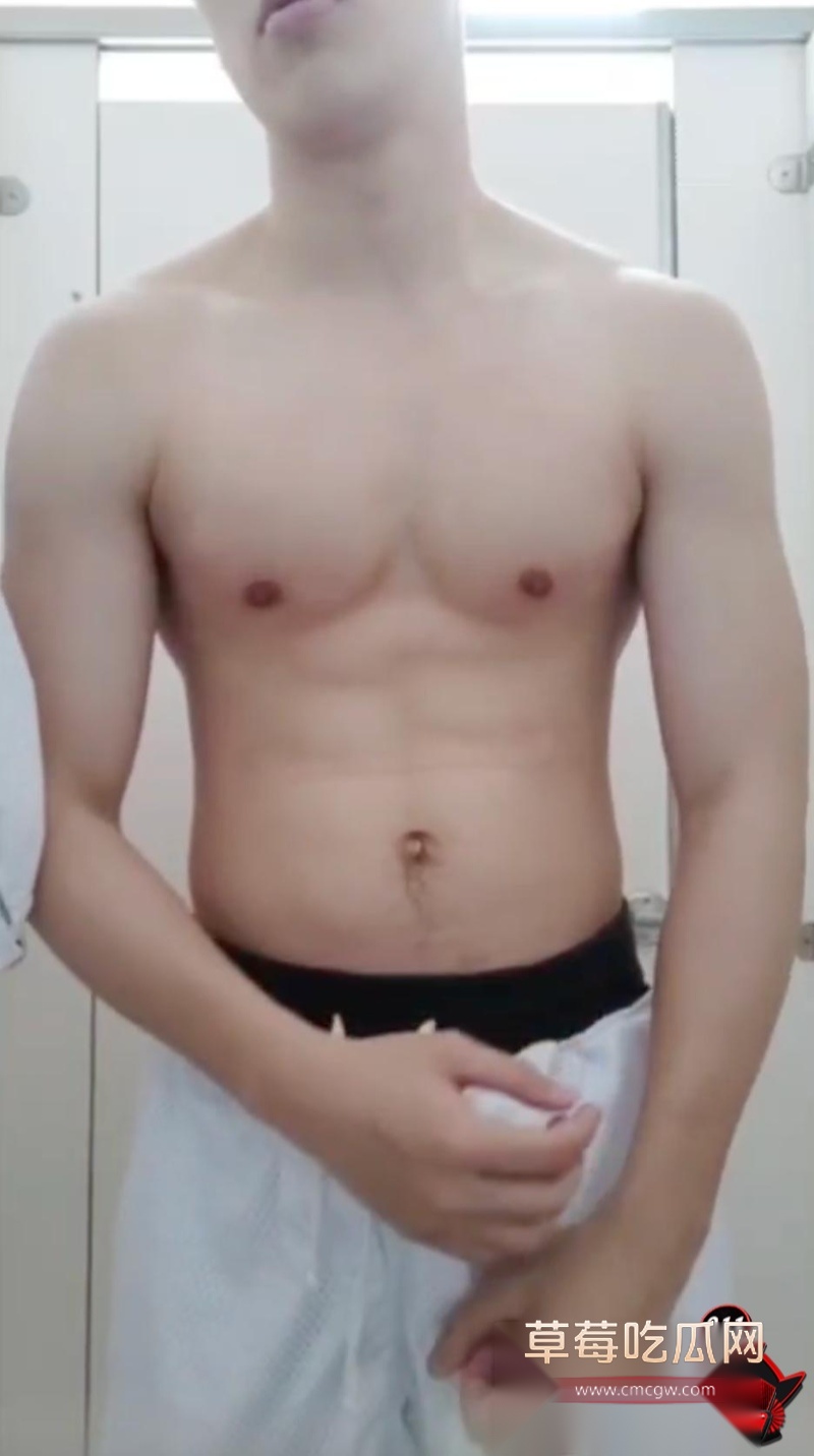 健身直男健身后在厕所激情打飞机7