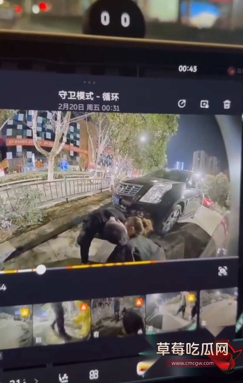 小情侣路边舌吻监控视频3