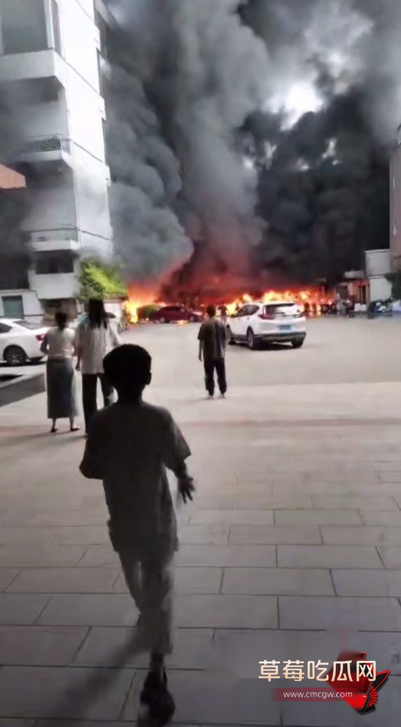 福建晋江辉腾鞋厂突发大火3