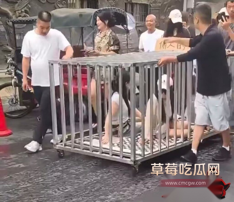 湖南岳阳汨罗商业街出轨女被关铁笼游街2
