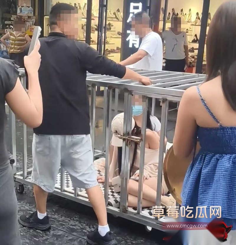 湖南岳阳汨罗商业街出轨女被关铁笼游街3