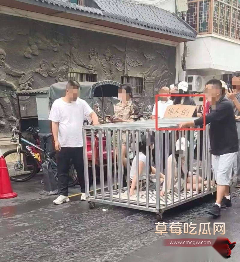 湖南岳阳汨罗商业街出轨女被关铁笼游街4
