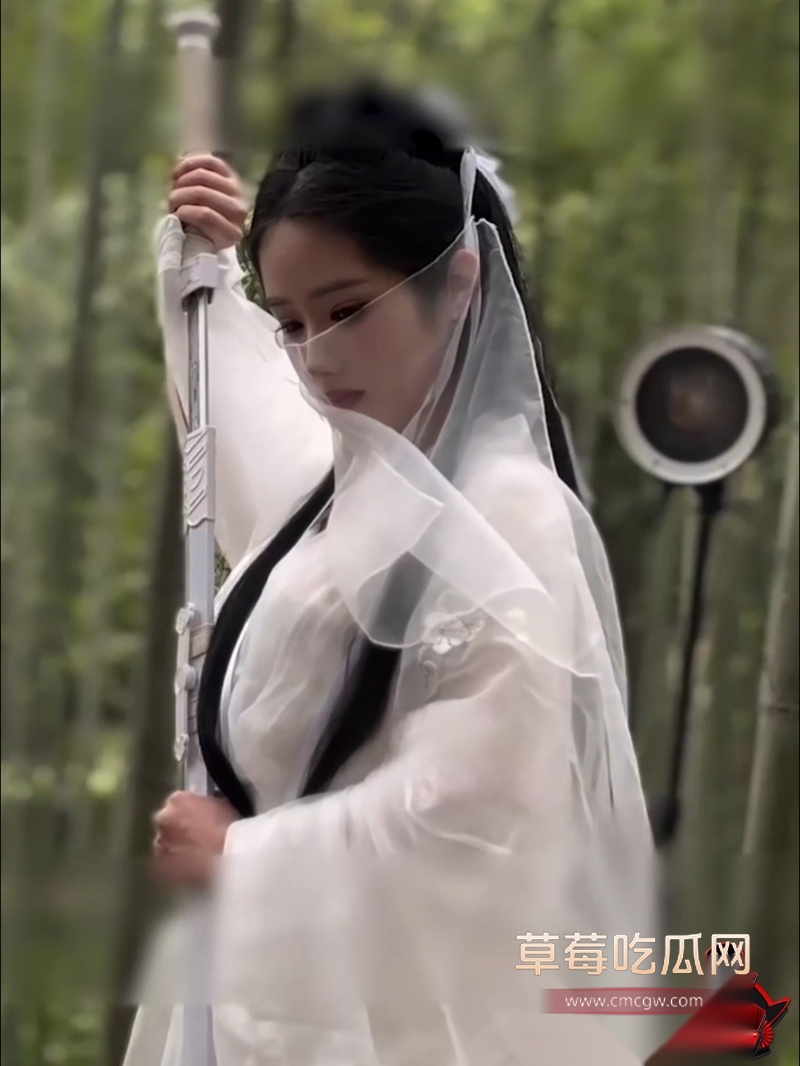 高颜古风女神户外大尺度写真 4