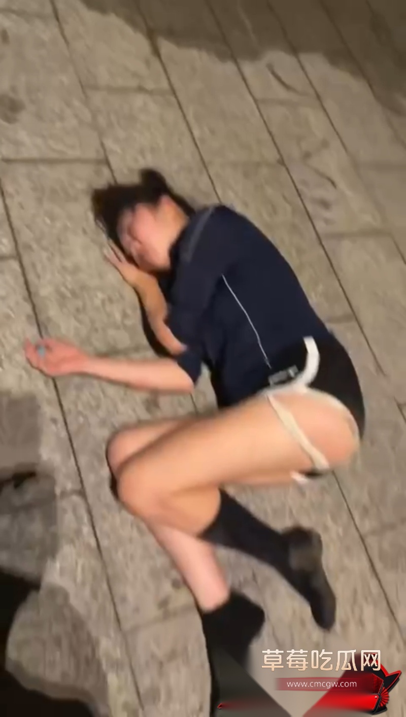 谁的女友醉酒躺路上 2 谁的女友醉酒躺路上 2
