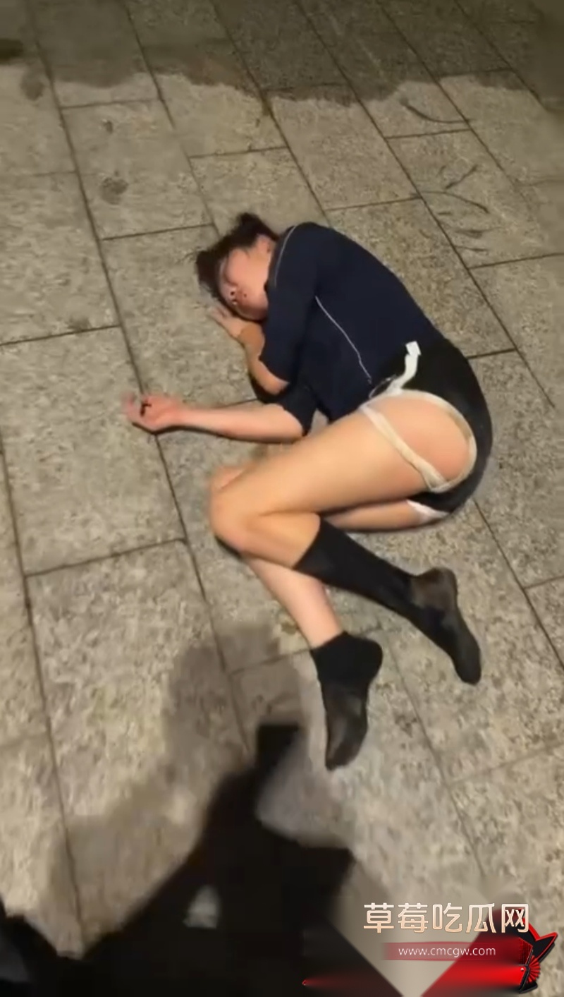 谁的女友醉酒躺路上 4 谁的女友醉酒躺路上 4