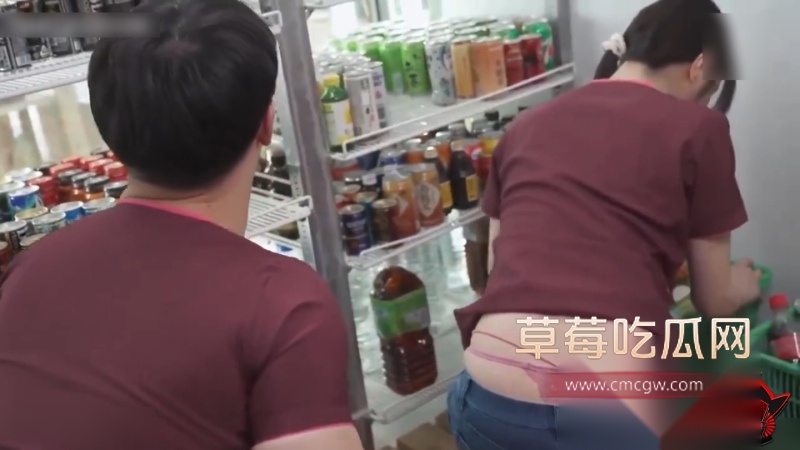 爱穿高腰蕾丝三角裤的性感人妻 14