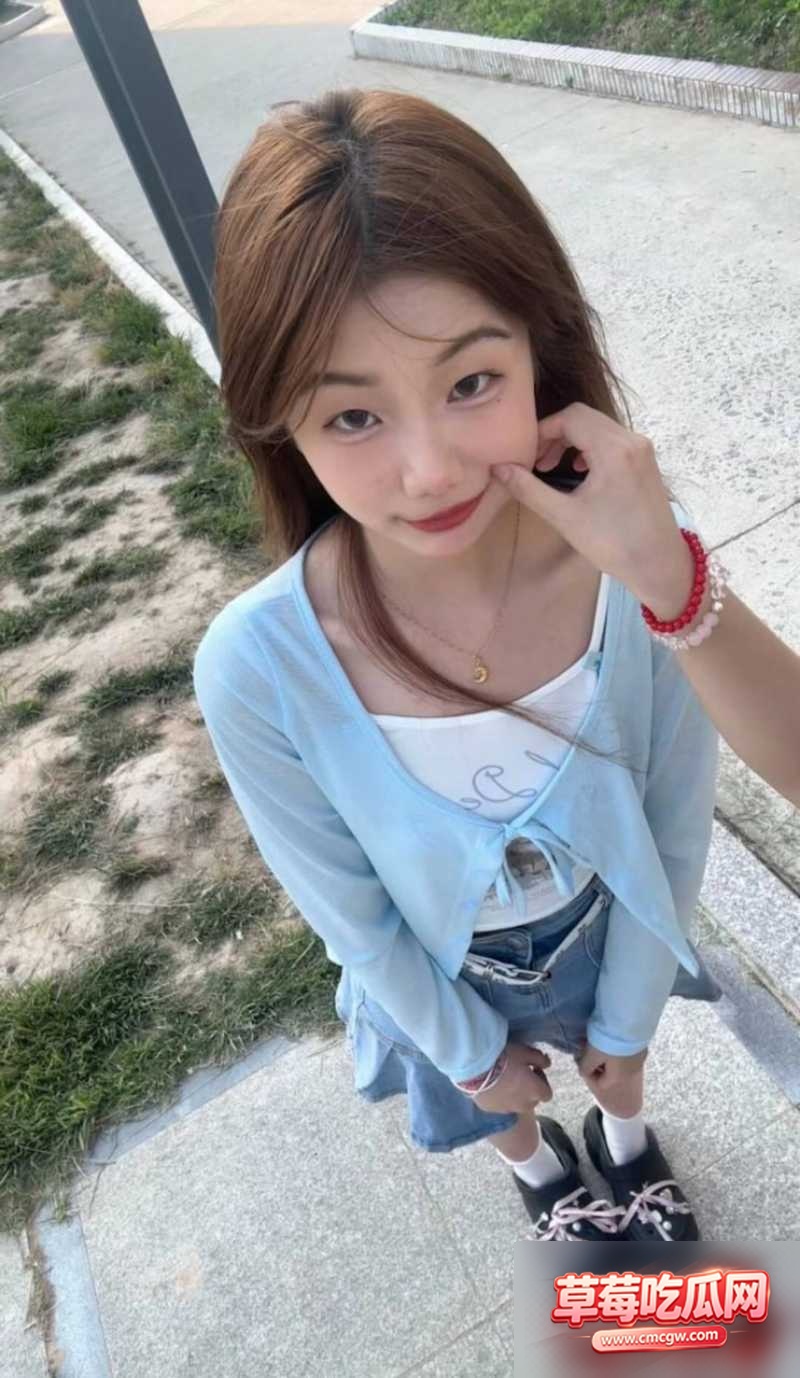 JK精神小妹厕所露出1 JK精神小妹厕所露出1