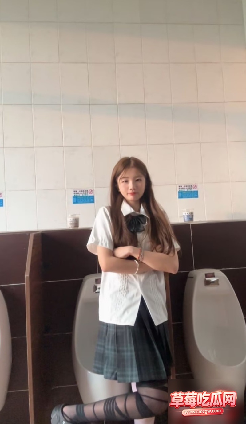 JK精神小妹厕所露出2 JK精神小妹厕所露出2