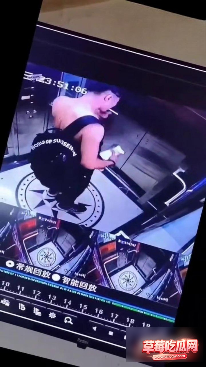 身房男教练偷会女会员遭电梯群殴1 身房男教练偷会女会员遭电梯群殴1