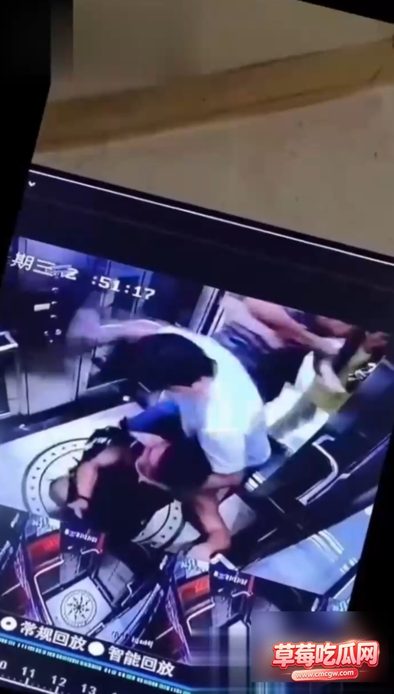 身房男教练偷会女会员遭电梯群殴0 身房男教练偷会女会员遭电梯群殴0
