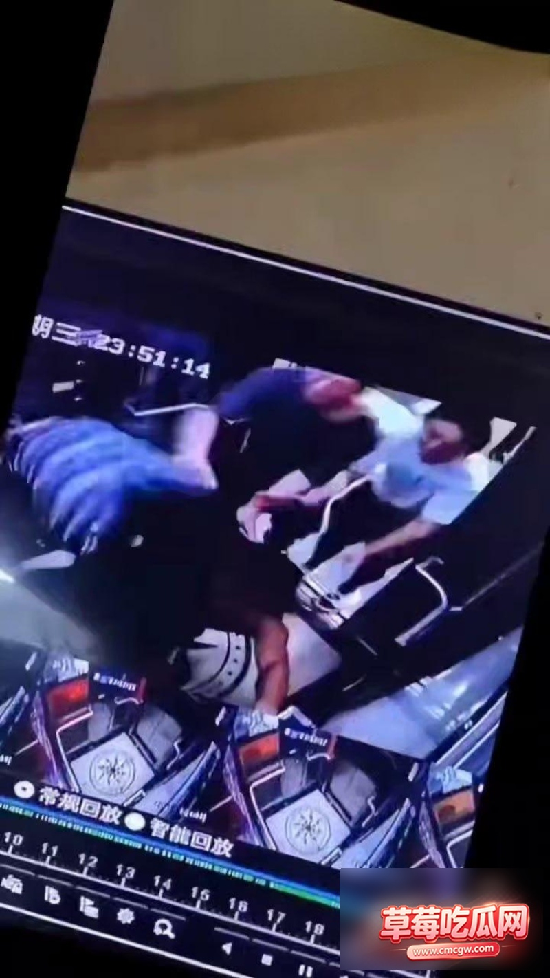 身房男教练偷会女会员遭电梯群殴2 身房男教练偷会女会员遭电梯群殴2