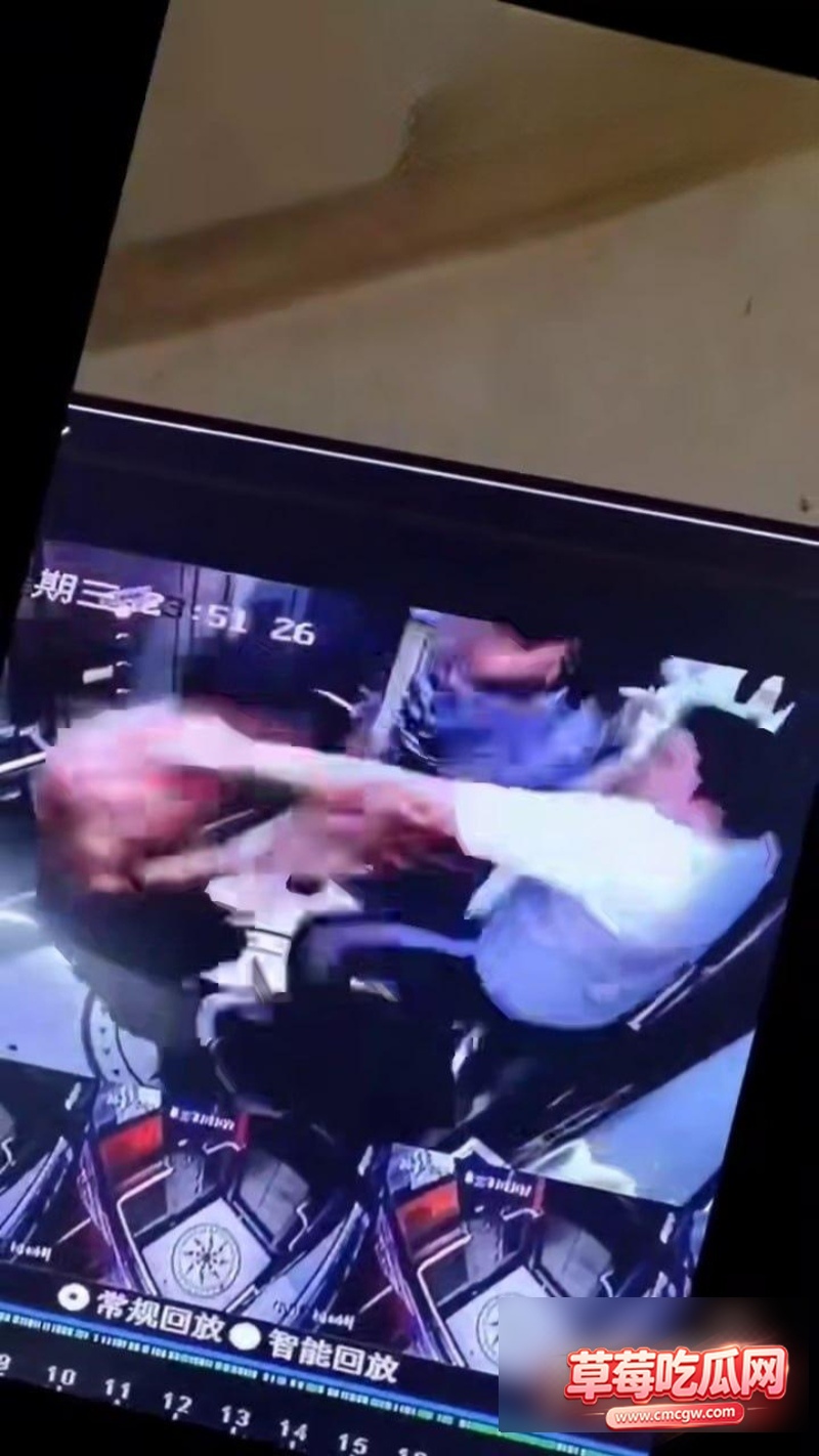 身房男教练偷会女会员遭电梯群殴4 身房男教练偷会女会员遭电梯群殴4