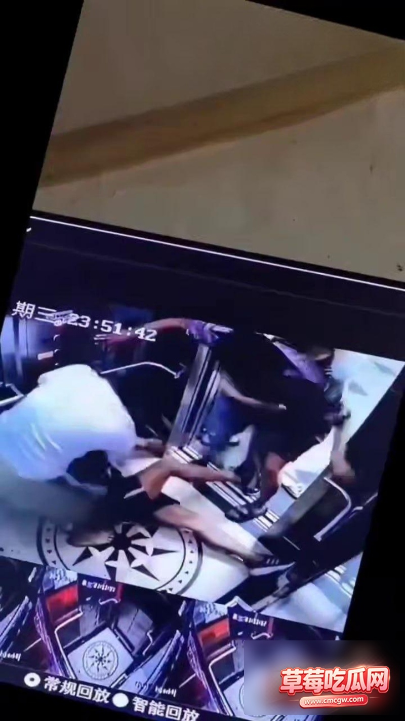 身房男教练偷会女会员遭电梯群殴5 身房男教练偷会女会员遭电梯群殴5