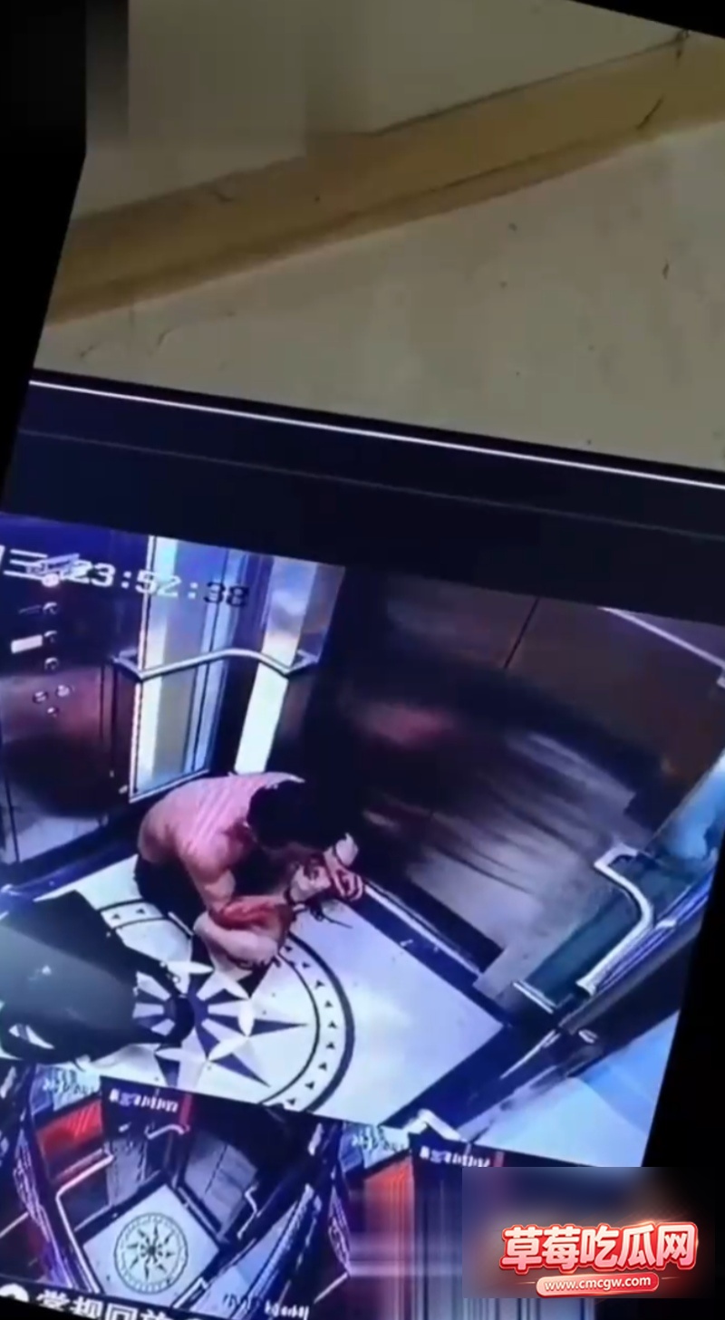 身房男教练偷会女会员遭电梯群殴6 身房男教练偷会女会员遭电梯群殴6