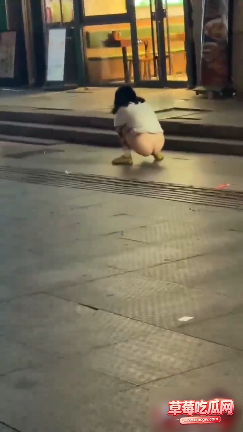 集美发癫 路边尿尿 1 集美发癫 路边尿尿 1