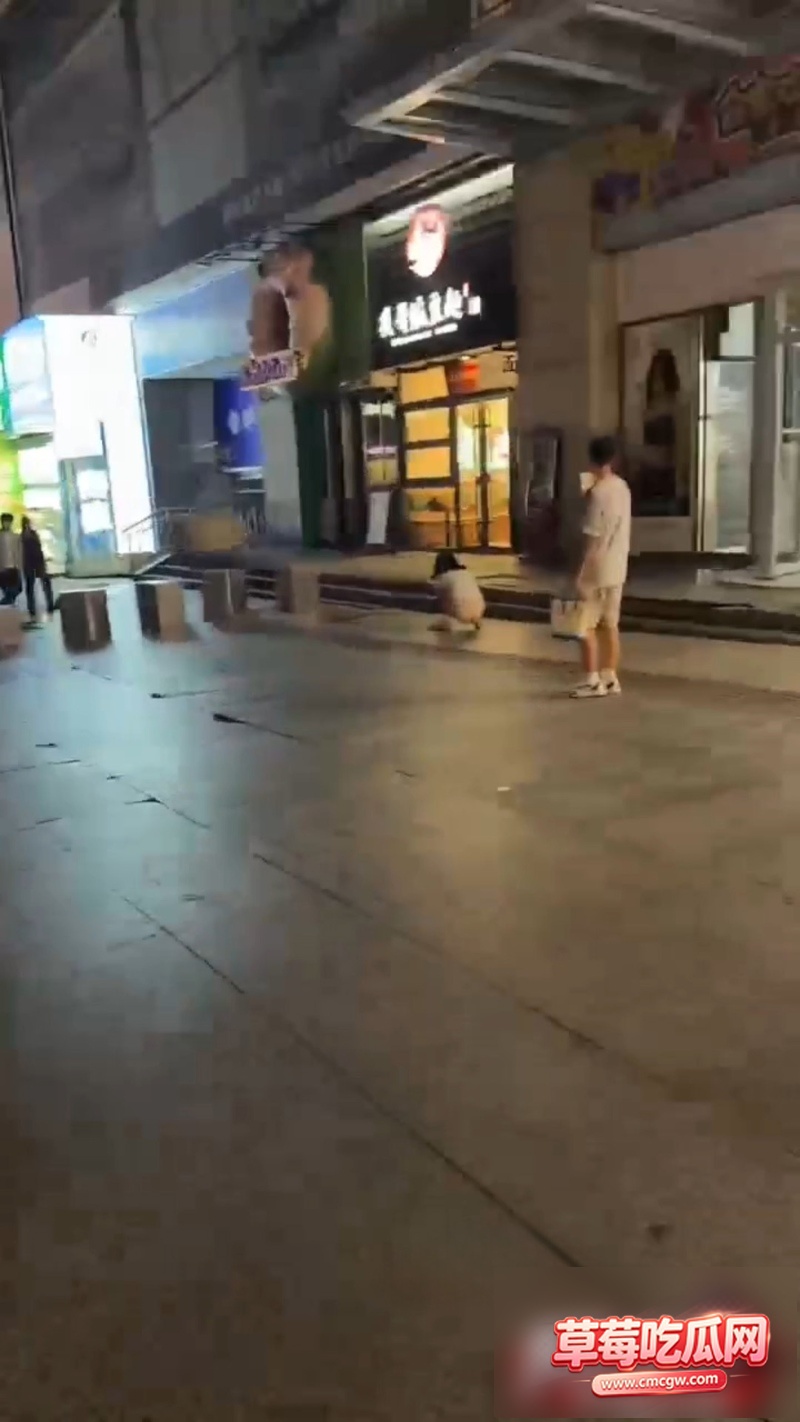 集美发癫 路边尿尿 2 集美发癫 路边尿尿 2