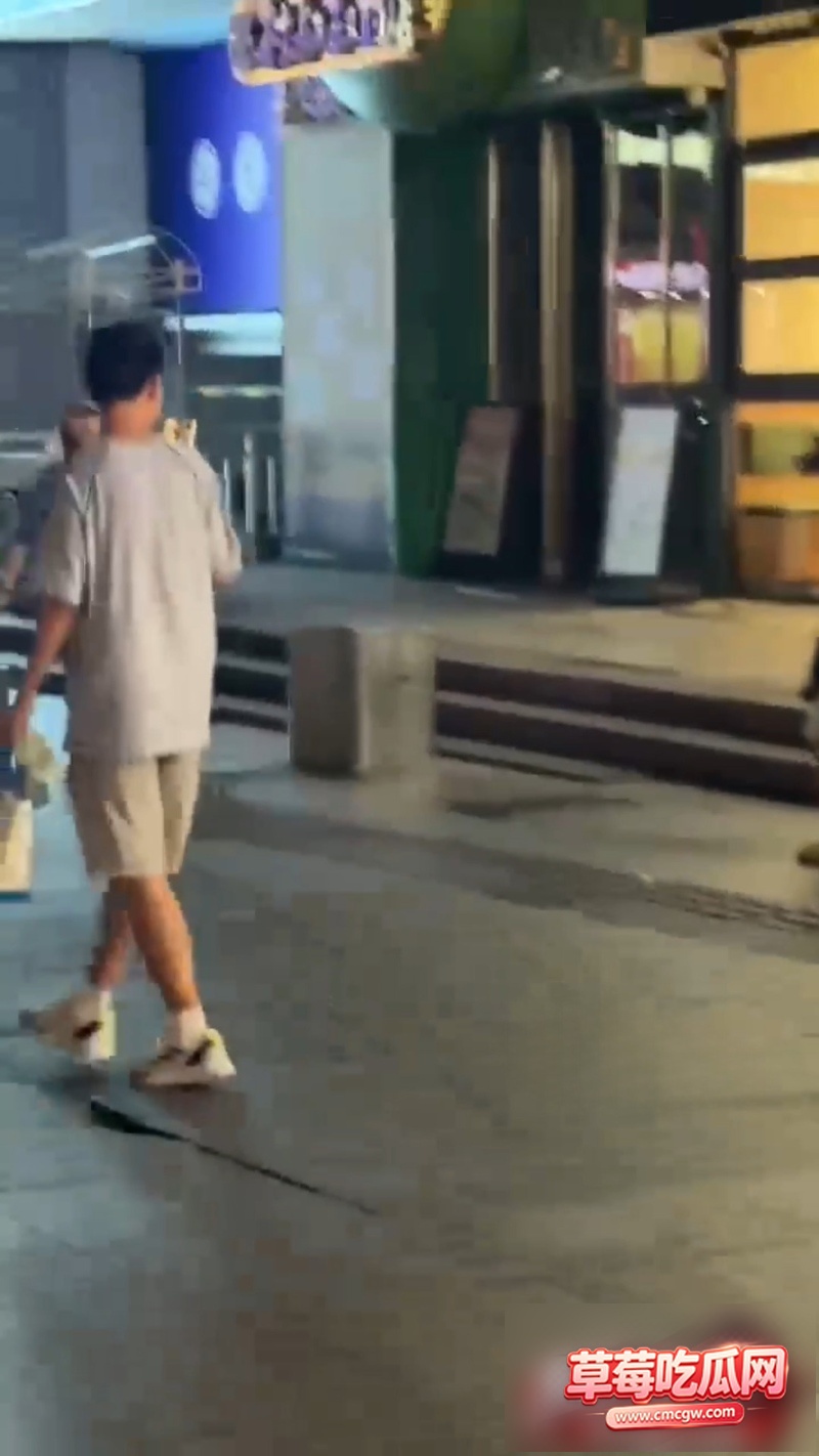 集美发癫 路边尿尿 4 集美发癫 路边尿尿 4