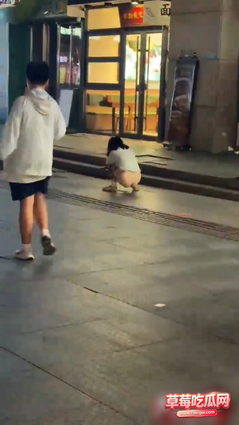 集美发癫 路边尿尿 7 集美发癫 路边尿尿 7