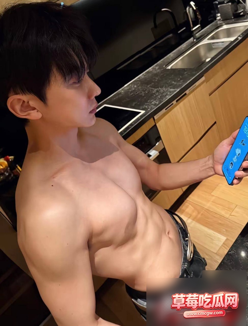 娜扎前经纪人李登科自曝曾被潜规则 28 娜扎前经纪人李登科自曝曾被潜规则 28