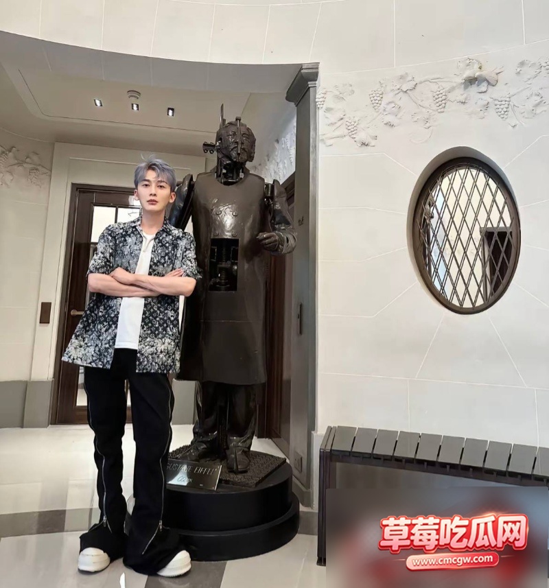 娜扎前经纪人李登科自曝曾被潜规则 32 娜扎前经纪人李登科自曝曾被潜规则 32