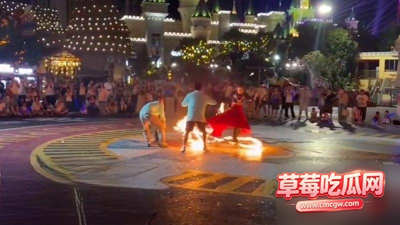 徐州乐园女演员被烧伤0