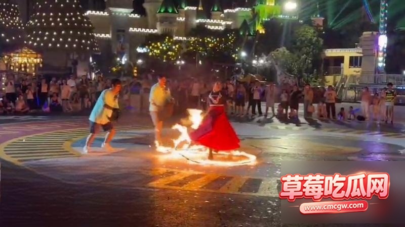 徐州乐园女演员被烧伤1