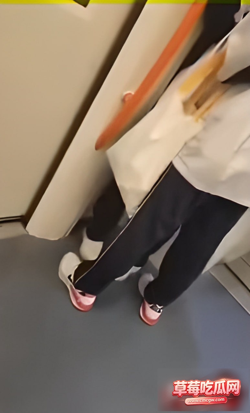 小情侣地铁发情互摸视频3