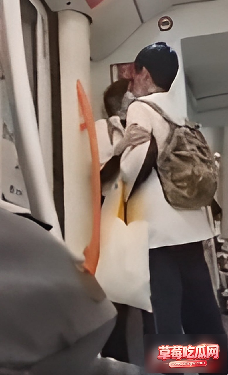 小情侣地铁发情互摸视频4