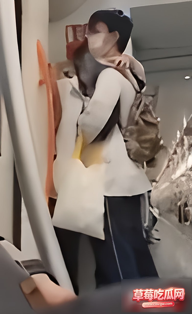 小情侣地铁发情互摸视频7