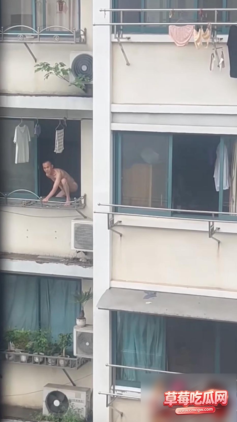 神人直接裸身蹲在窗边2 神人直接裸身蹲在窗边2