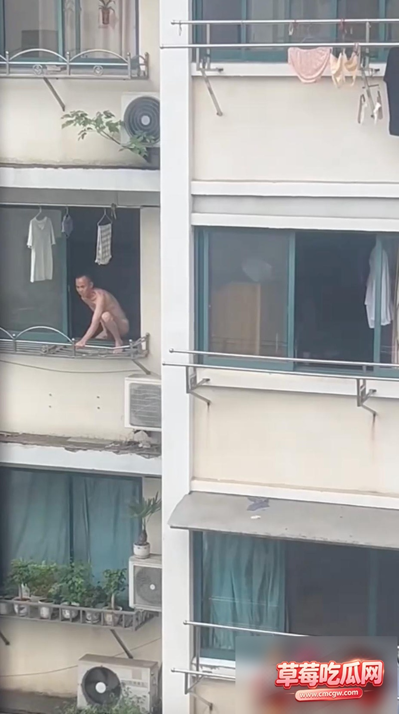 神人直接裸身蹲在窗边3 神人直接裸身蹲在窗边3