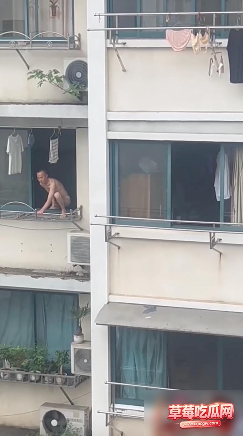 神人直接裸身蹲在窗边5 神人直接裸身蹲在窗边5