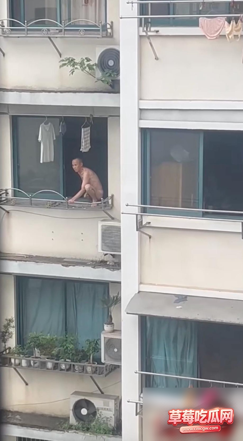 神人直接裸身蹲在窗边6 神人直接裸身蹲在窗边6