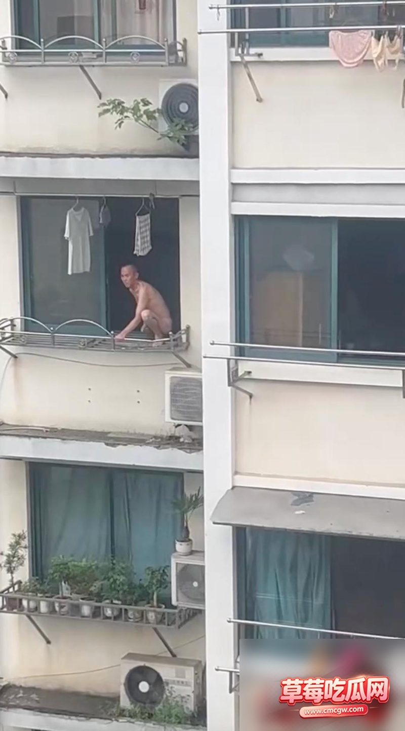 神人直接裸身蹲在窗边7 神人直接裸身蹲在窗边7