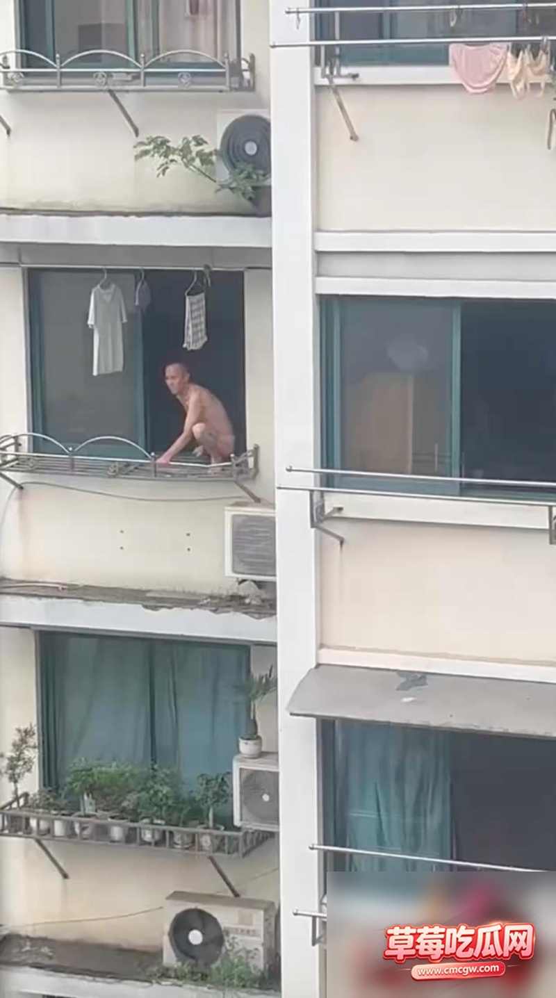 神人直接裸身蹲在窗边8 神人直接裸身蹲在窗边8