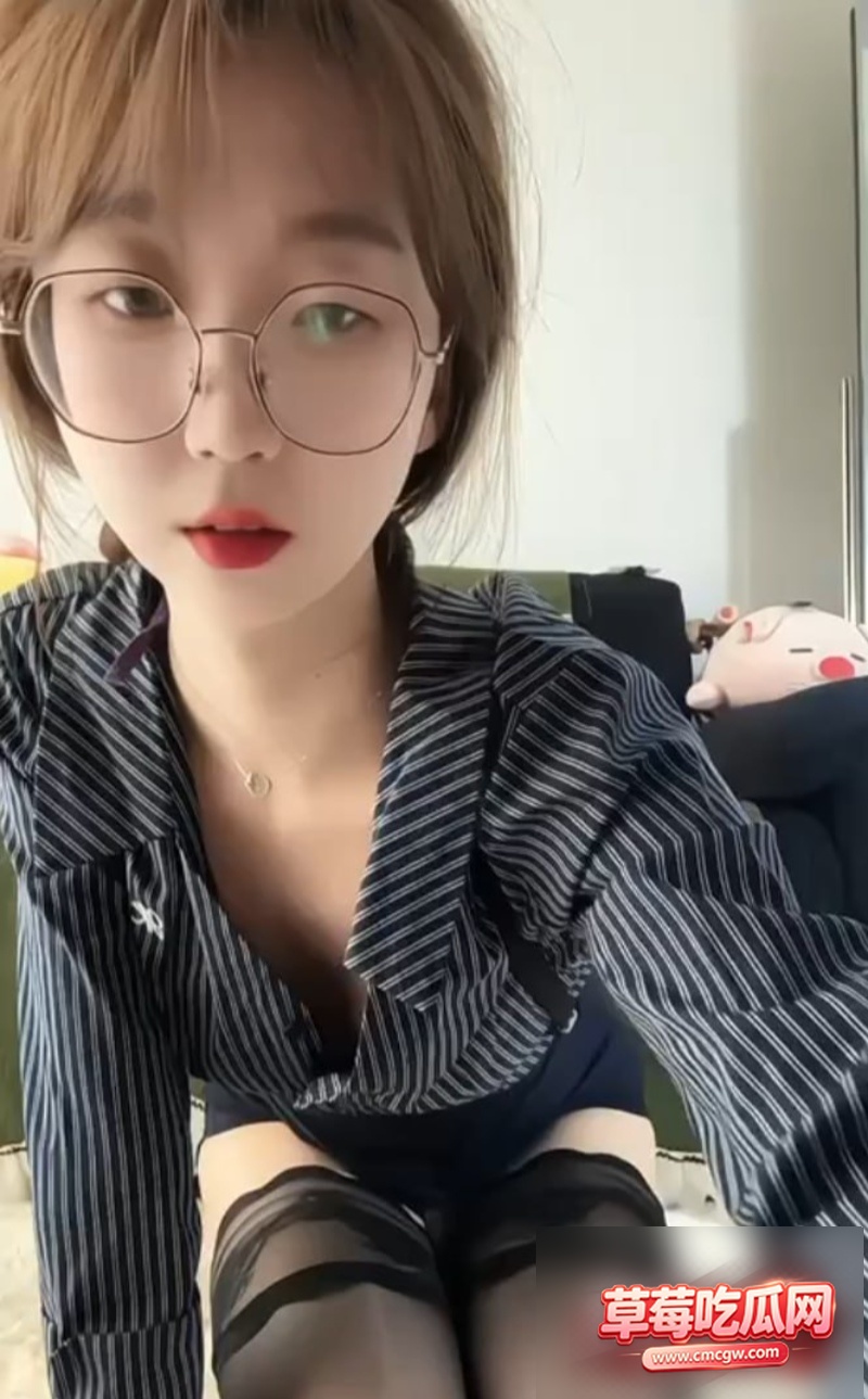 眼镜甜妹私下定制福利3 眼镜甜妹私下定制福利3