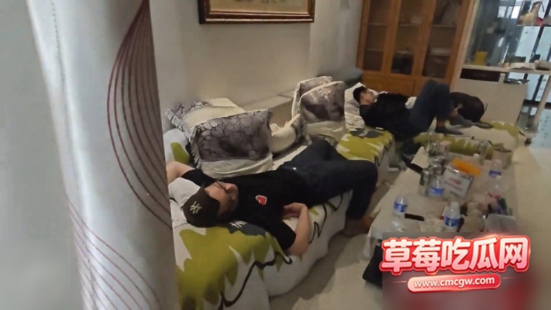 窗帘外朋友在客厅休息 3 窗帘外朋友在客厅休息 3