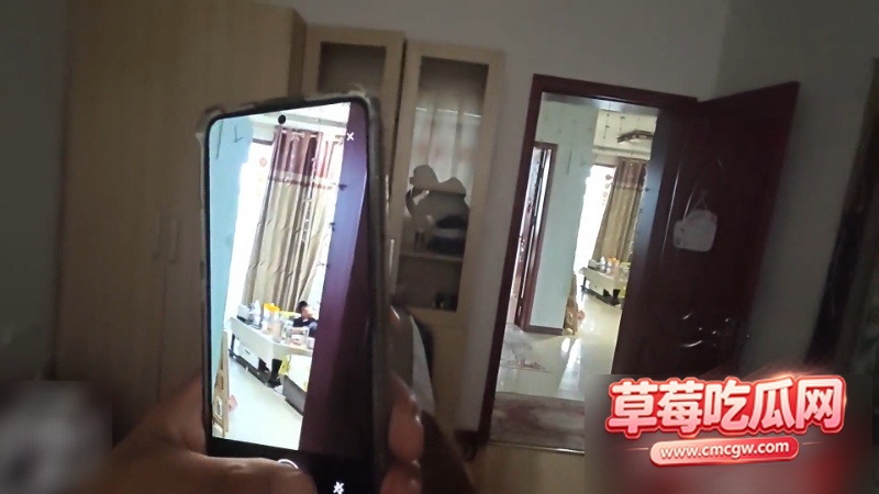 窗帘外朋友在客厅休息 8 窗帘外朋友在客厅休息 8